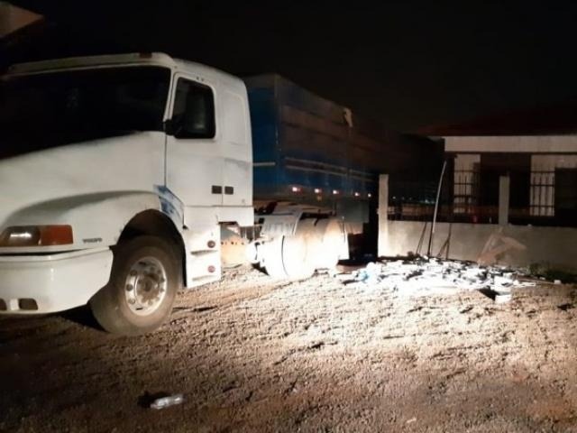 PRF encontra carreta sendo carregada com cigarros em depósito Divulgação