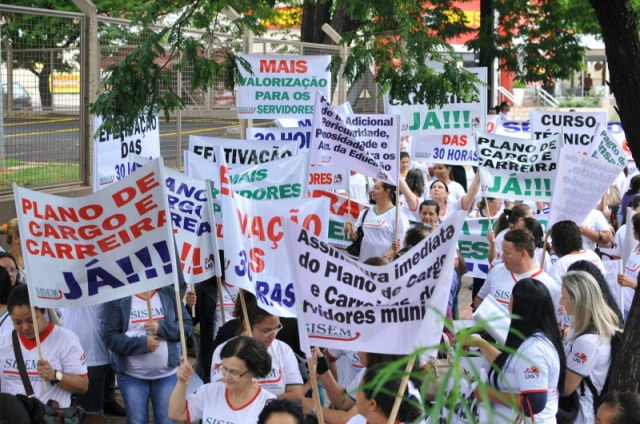 Servidores municipais protestam pela legalização da jornada de 30h semanais Protesto ocupa calçada da Avenida Afonso Pena. (Foto: Alcides Neto)