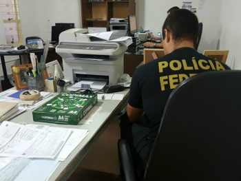 Pequenas empresas participavam de fraude milionária de licitações federais Polícia em cumprimento a mandado de busca e apreensão, em Campo Grande (Foto: PF/ Divulgação)