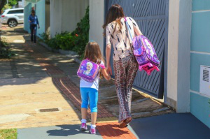 Criança é conduzida na saída da escola. (Foto: Fernando Antunes)