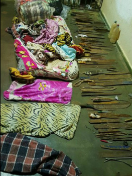 Pente-fino encontra 116 armas brancas e túnel em presídio de MS Objetos apreendidos na operação pente-fino na PED (Foto: Agepen/Divulgação)