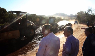 Anfitriões de Bonito comemoram investimentos em infraestrutura da cidade Governador visitou obra de implantação de asfalto na MS-382, que liga a cidade até a Gruta do Lago Azul.