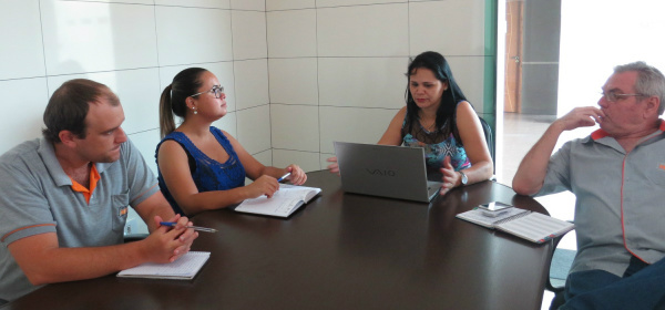 Neste domingo (23) O Dourados News completa 14 anos online Parte da equipe que compõe a redação durante reunião de pauta