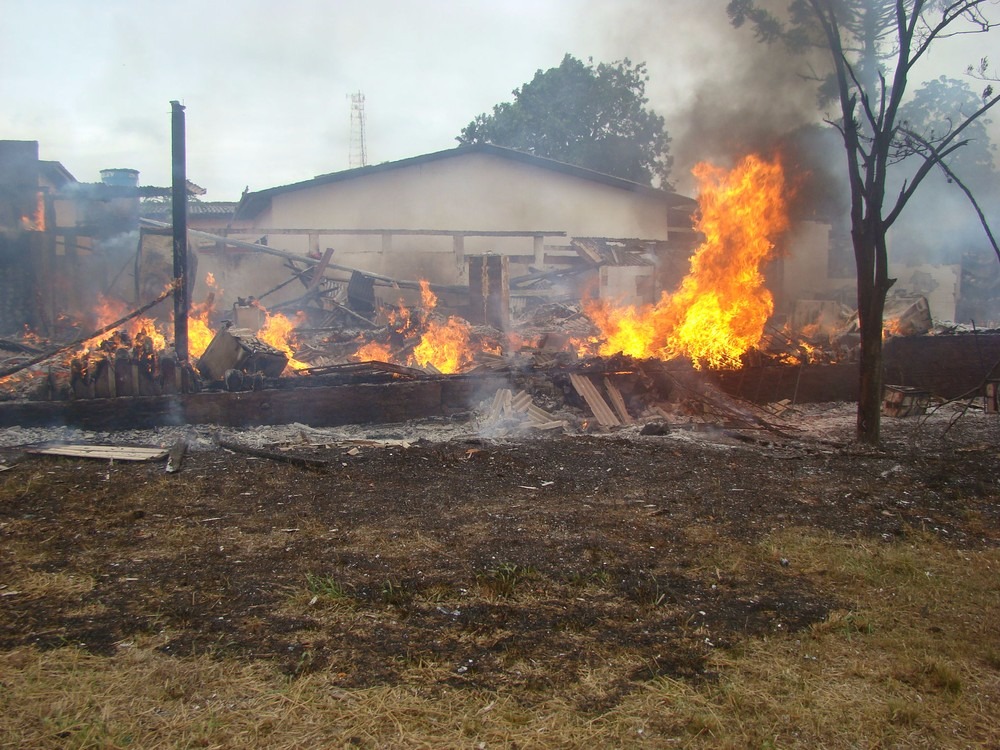 Residência onde morava família que morreu asfixiada depois que mecânico incendiou (Foto: Vilson Nascimento/ A Gazetanews)