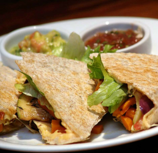 Prepare quesadilla com legumes
