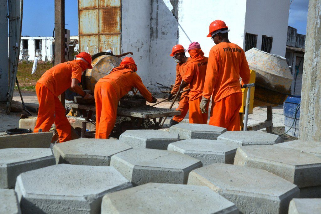 Presídiarios produzem blocos de cimento que serão usados para calçar bairros em Aquidauna