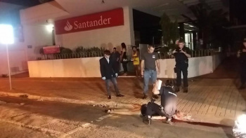 Travesti é morta a facadas por disputa de ponto de prostituição Perícia Técnica no local do crime. Foto: Cido Costa