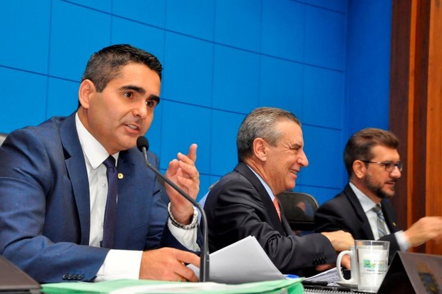 Deputados aprovam três proposições nesta terça-feira Deputados aprovam três proposições nesta terça-feira