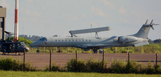 Avião-radar da Força Áerea Brasileira monitora áreas de fronteiras do narcotráfico Ontem, E-99 da FAB estava operando a partir da base de Campo Grande - Foto: Paulo Ribas / Correio do Estado