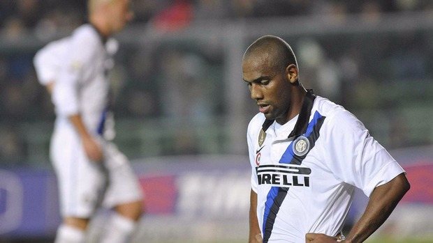 Ex-lateral da seleção chegava bêbado em treinos, diz ex-companheiro