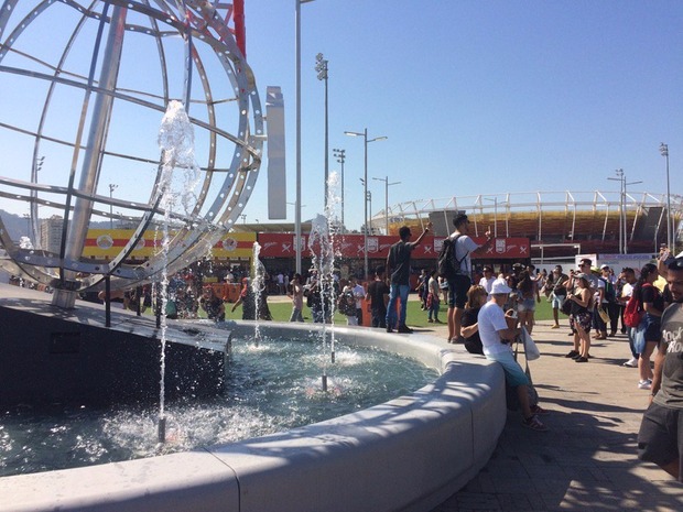 Público se refresca como pode no Rock in Rio no dia mais quente do inverno: 38,6°C