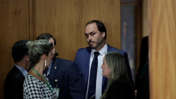 Carlos Bolsonaro justifica declaração polêmica sobre democracia (Ueslei Marcelino)