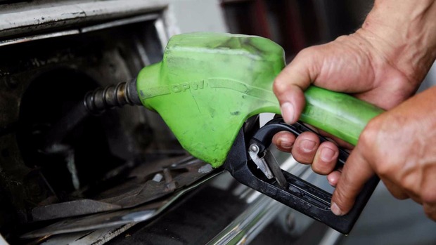 Petrobras reduz em 0,6% preço da gasolina e aumenta em 0,5% o do diesel Petrobras reduz em 0,6% preço da gasolina e aumenta em 0,5% o do diesel