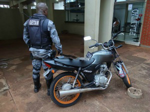 Polícia recupera moto após perseguição no Centro Veículo foi furtado no dia 17 de novembro em Dourados - Foto: Osvaldo Duarte