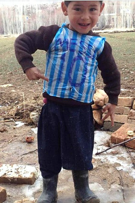 Fã de Messi com 'camisa' de plástico Foto: Reprodução / Internet