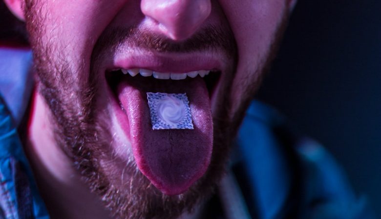 Jovem casal vendia adesivos de LSD encomendados pelos Correios Divulgação