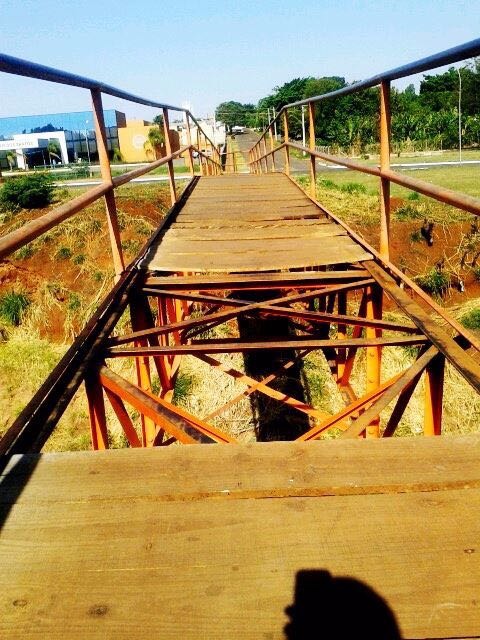 Passarela foi danificada seis vezes por vândalos - Reprodução/Whatsapp 