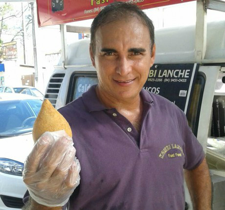 Antipetista acabou lucrando com pichação em sua lanchonete motorizada A “Coxinha Opressora”, lanche preferido entre os clientes