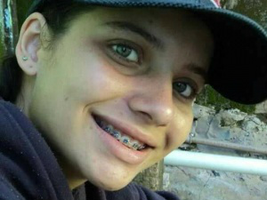 Thais Giedry Borges dos Santos, 22 anos, foi morta a facadas na Praça do Rádio Clube. (Foto: Reprodução/ Facebook)