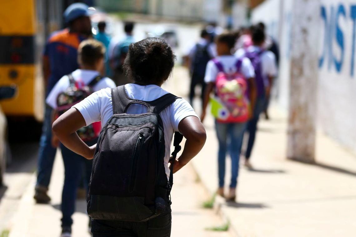 Mochilas pesadas na infância podem acarretar problemas na fase adulta Marcelo Camargo/Agência Brasil
