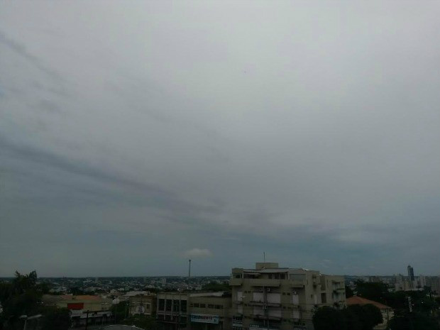 Céu de Campo Grande na tarde deste sábado (22) (Foto: Glaucea Vaccari/G1 MS)