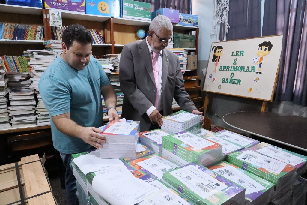Livros didáticos já estão sendo entregues em todas as escolas O secretário de Educação Upiran Gonçalves acompanhou a entrega dos livros que está sendo feita pelos funcionários do Correios – A. Frota