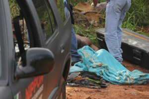 A vítima foi encontrada nua e não estava com os pés amarrados. (Foto: Marcos Ermínio)