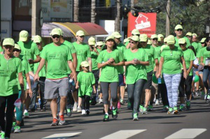 Caminhada alerta sobre prevenção ao câncer e reúne mais de mil pessoas Cerca de 1,1 mil pessoas participaram de caminhada que alertou para diagnóstico precoce de câncer infanto-juvenil (Foto: Marcelo Calazans)