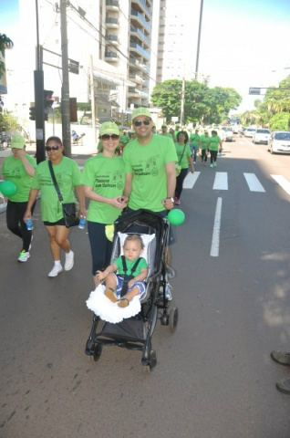 Caminhada alerta sobre prevenção ao câncer e reúne mais de mil pessoas Casal de médicos e filho também aderiram a campanha vestindo verde, como os demais participantes (Foto: Marcelo Calazans)