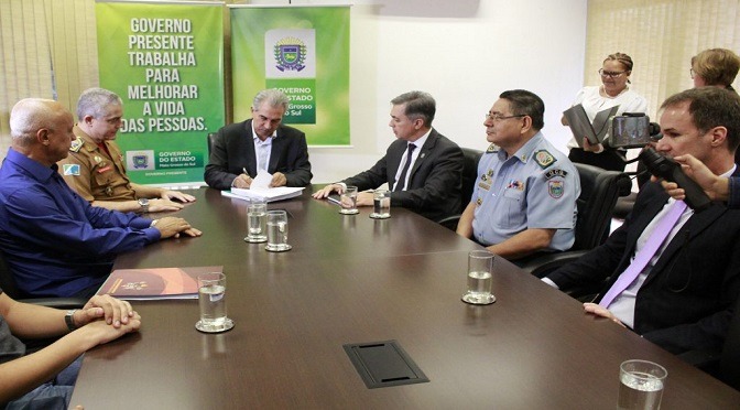 Reinaldo Azambuja estende prazo de regra previdenciária para PM e Bombeiros