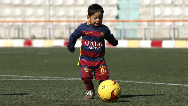 Famoso por usar camisa de plástico de Messi, pequeno afegão ganha uniforme do Barcelona Murtaza Ahmadi ganhou um uniforme do Barcelona Foto: Omar Sobhani / Reuters