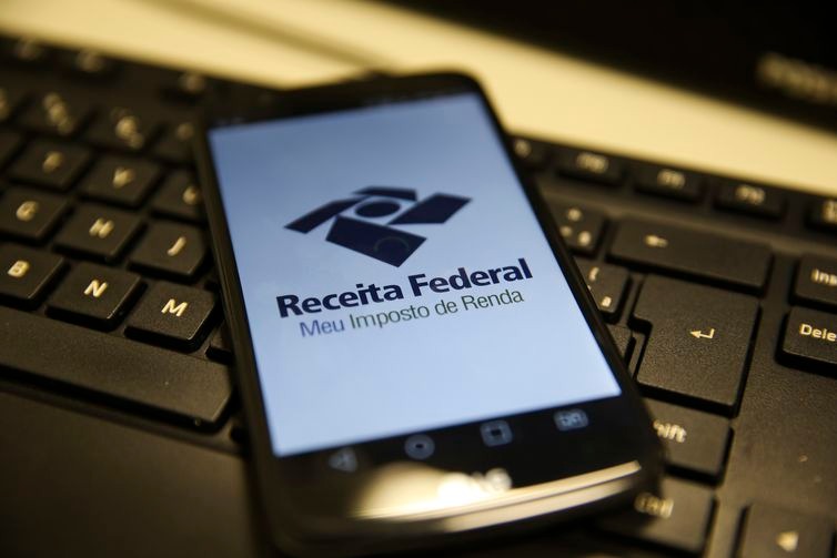 A Receita oferece ainda aplicativo para tablets e smartphones, que permite o acompanhamento das restituições - Marcello Casal JrAgência Brasil