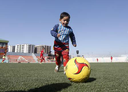 Famoso por usar camisa de plástico de Messi, pequeno afegão ganha uniforme do Barcelona Murtaza Ahmadi brinca com a bola Foto: Omar Sobhani / Reuters