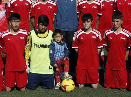 Famoso por usar camisa de plástico de Messi, pequeno afegão ganha uniforme do Barcelona Murtaza com jogadores de um time do Afeganistão Foto: Omar Sobhani / Reuters
