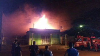 Incêndio marca a noite de Pedro Juan Caballero, após execução e esquartejamento Incêndio marca a noite de Pedro Juan Caballero, após execução e esquartejamento