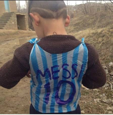 Famoso por usar camisa de plástico de Messi, pequeno afegão ganha uniforme do Barcelona Menino com a camisa de plástico de Messi Foto: Reprodução / Twitter