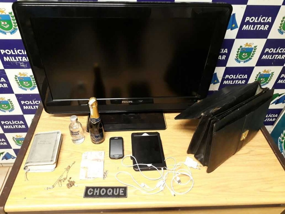 Jovens furtam eletrônicos, bebidas e até bíblia de residência na Capital