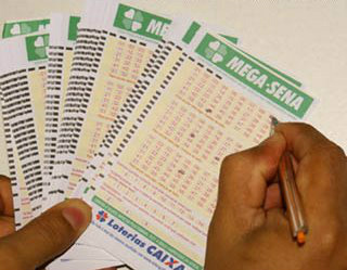 Mega-Sena acumula e prêmio pode ser de R$ 33 milhões na quinta Mega-Sena acumula e prêmio pode ser de R$ 33 milhões na quinta