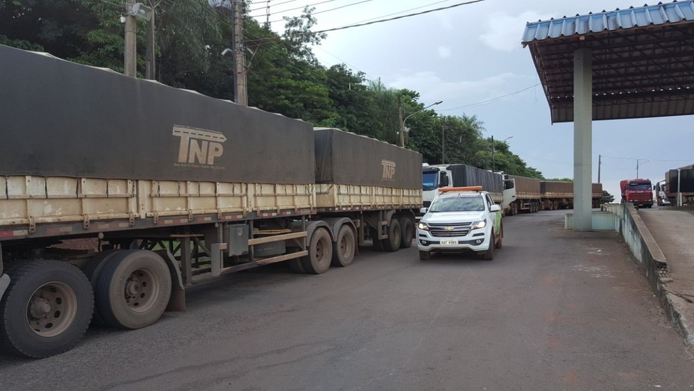 Carretas de soja são apreendidas por sonegação fiscal na BR-163