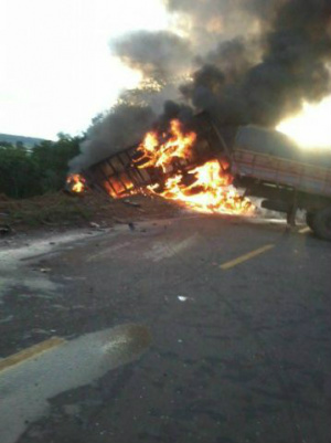 Acidente envolvendo duas carretas e carro deixa um morto Após acidente carretas pegaram fogo - Foto: Divulgação