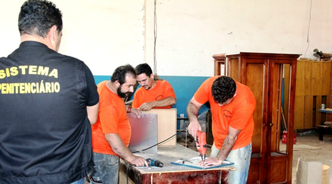 Na penitenciária de Segurança Máxima da Capital, reeducandos produzem beliches e camas box