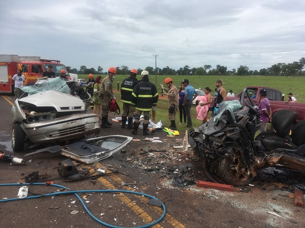Acidente envolvendo dois carros deixou 5 mortos e 4 feridos, na MS-080 (Foto: Domingos Lacerda)