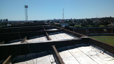 Manta impermeabilizante protege marquise de infiltrações no Morenão (Foto: Hélder Rafael)