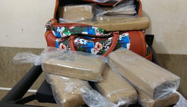 Adolescente é apreendida com mala recheada de maconha em terminal rodoviário Adolescente é apreendida com mala recheada de maconha em terminal rodoviário