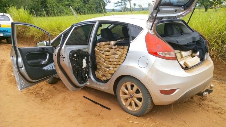 PRE apreende mais 600 quilos de maconha, após motorista fugir e abandonar carro