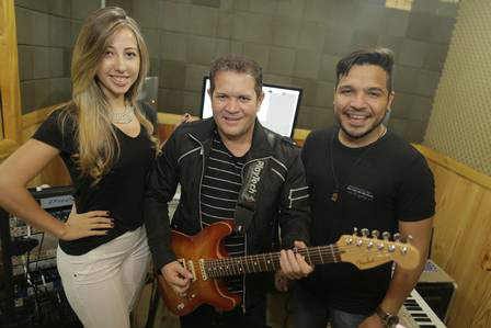 LEYA EMANUELLY FAZ SUA ESTREIA AO LADO DE XIMBINHA EM SHOW LOTADO NO PARÁ; ASSISTA Ximbinha, Leya e Geh Rodriguez: nova formação Foto: divulgação