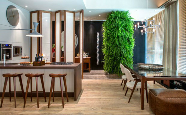 Veja como ampliar ambientes usando a decoração Cozinha integrada com a sala e o hall é dividida com biombos (Foto: Divulgação / Paola Ribeiro)