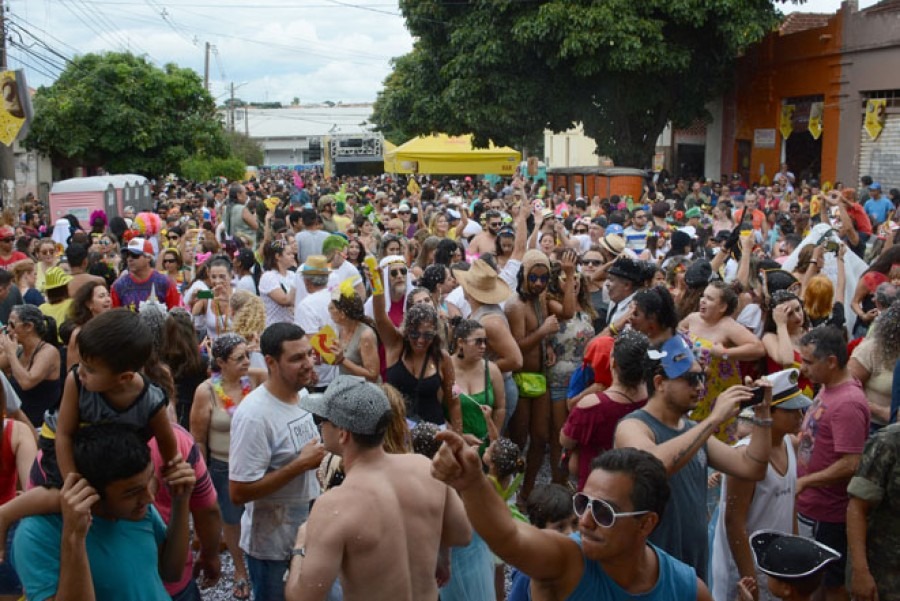 Centenas de pessoas participam do tradicional bloco - Paulo Ribas 