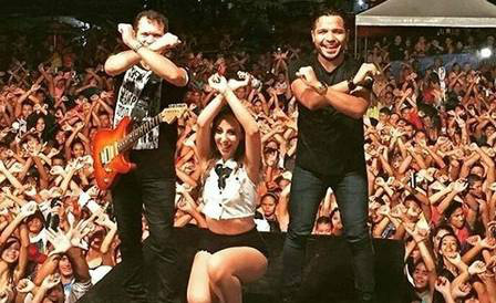 LEYA EMANUELLY FAZ SUA ESTREIA AO LADO DE XIMBINHA EM SHOW LOTADO NO PARÁ; ASSISTA Ximbinha faz show com a nova formação da banda Foto: Reprodução/Facebook