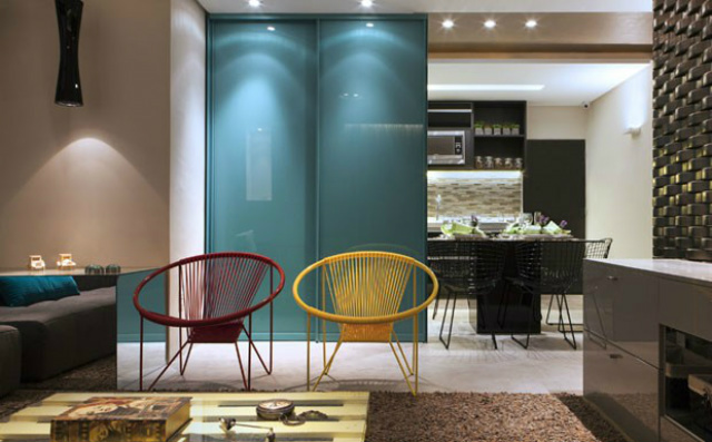 Veja como ampliar ambientes usando a decoração Portas de correr separam cozinha da sala e ocupam menos espaço (Foto: Divulgação / Morar Mais Por Menos)